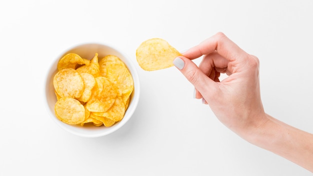 Hand mit Kartoffelchips