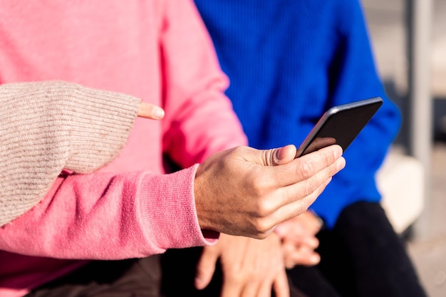 Foto hand mit mobiltelefon, das mit freunden geteilt wird