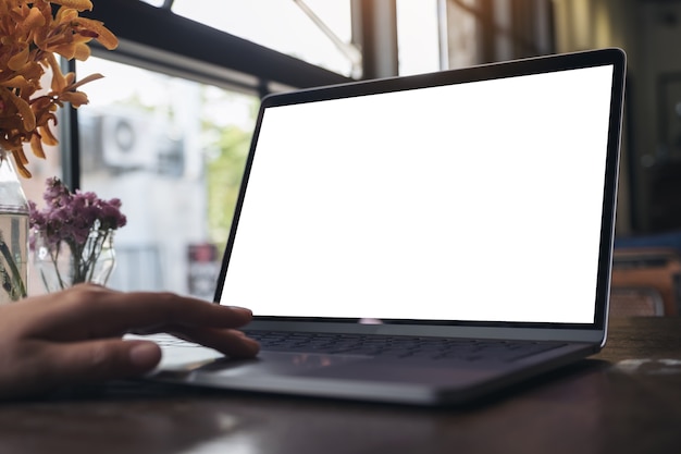 Hand mit Modell Computer Laptop