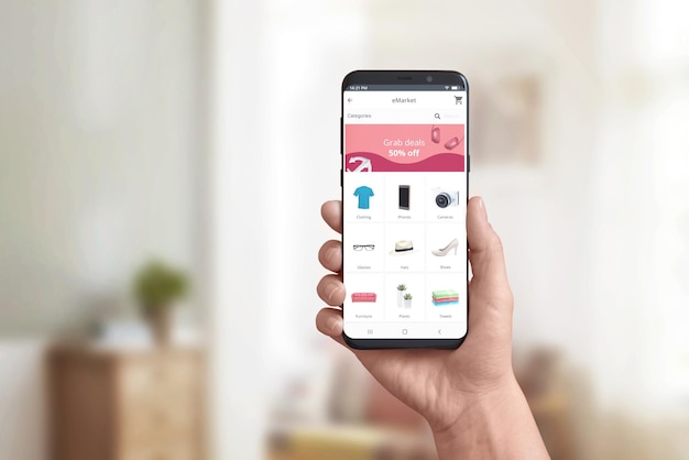 Hand mit Online-Shop-App auf einem modernen Smartphone Konzept des Online-Shoppings und Rabatt-Marketings für Sonderangebote Produktkategorien und Warenkorb