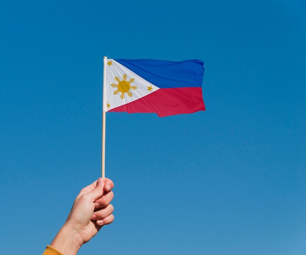 Foto hand mit philippinischer flagge