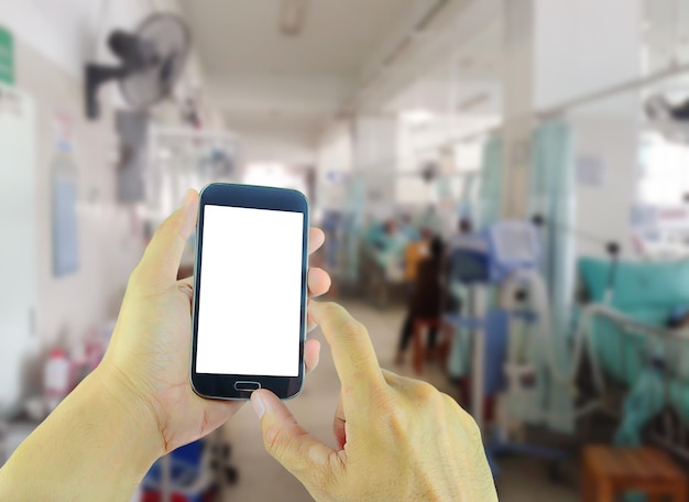 Hand mit Smartphone in einem Krankenhaus