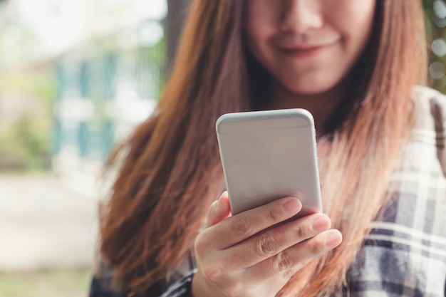 Hand mit Smartphone