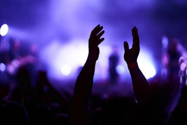 Hand mit Telefonaufzeichnungen Live-Musikfestival Menschen, die während des Konzerts mit dem Smartphone fotografieren