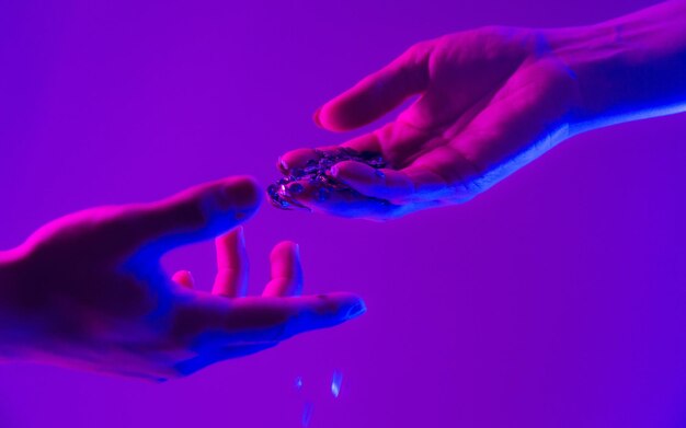 Hand mit Wasser Hand einer Person