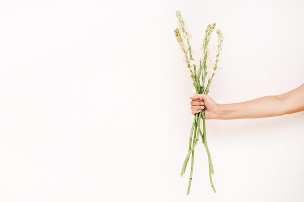 Hand mit weißem Blumenstrauß