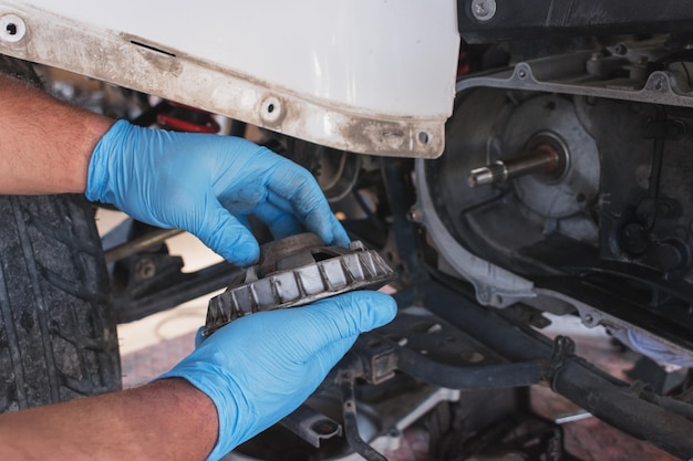 Hand mit Werkzeugen Professionelle mechanische Reparatur und Modifikationen an ATV