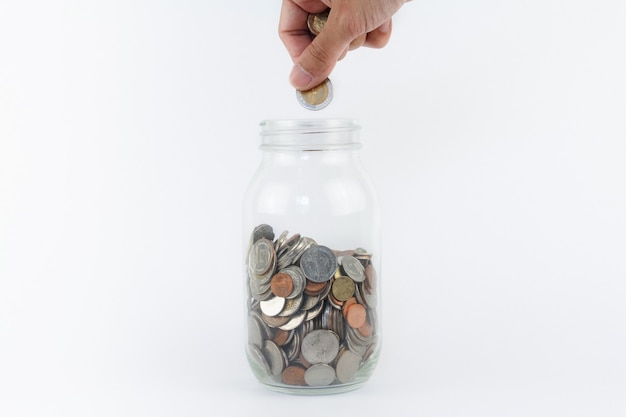 Hand Münze in Glasflasche. Finanzen, Wirtschaftskonzept. Geld sparen Konzept.