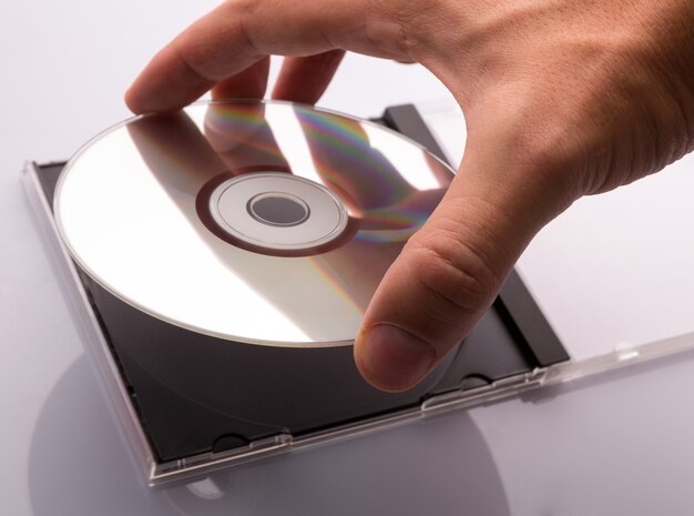 Hand nehmen DVD aus der Box.