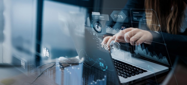 Hand of Businessman o trader muestra un creciente stock de hologramas virtuales en la planificación de teléfonos inteligentes