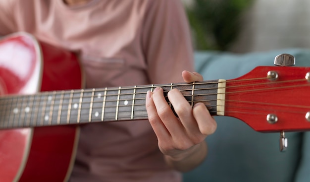 Hand spielt Gitarre hautnah