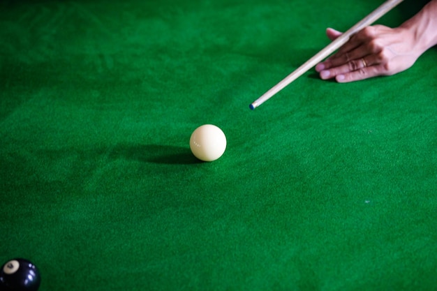 Foto hand spielt mit ball auf dem tisch