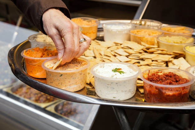 Hand tauchen Chips in Sauce