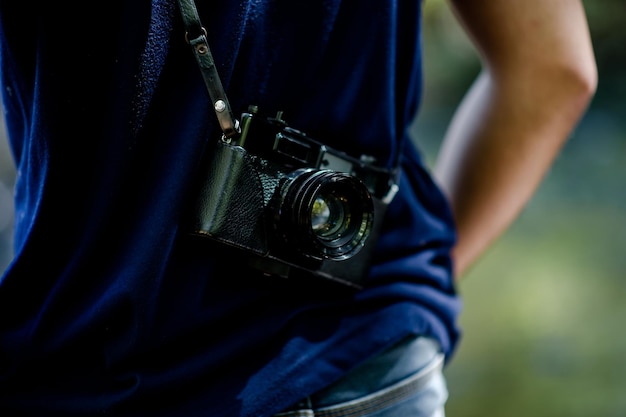 Hand und Kamera des Fotografen Reisen in den Bergen und in der Natur Konzeptfotograf