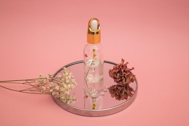 Hand- und Körperpflegeöl auf einem rosa Hintergrundmotiv