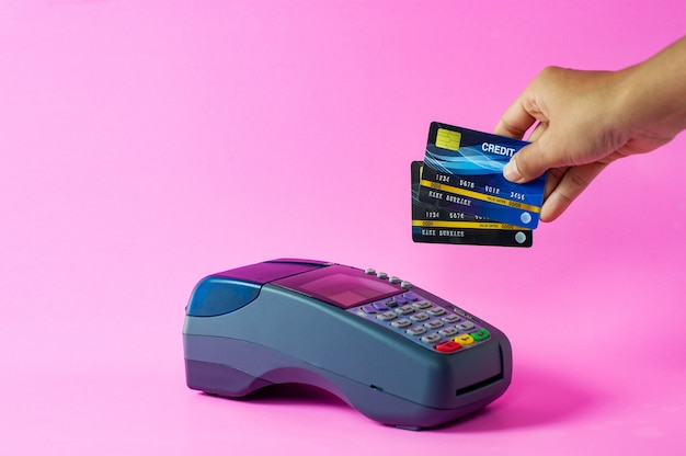 Hand und Kreditkarte