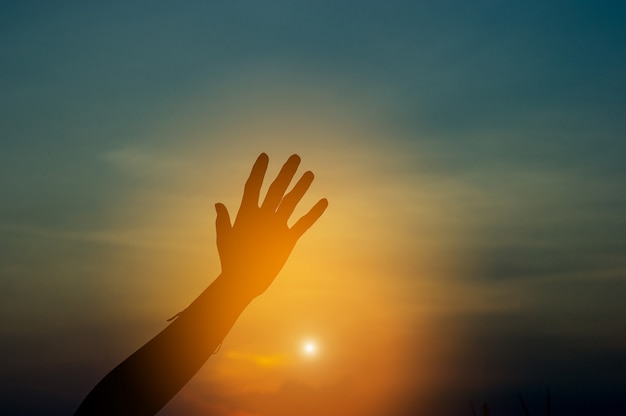 Hand und Schatten in der Ecke