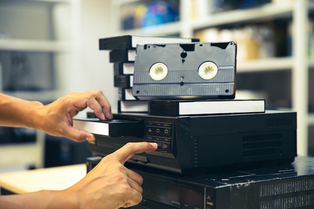 Foto hand- und videorekorderkonzept im elektrischen retro-stil