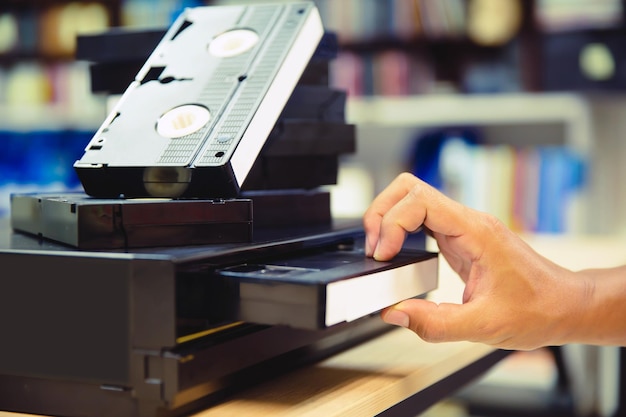 Hand- und Videorekorderkonzept im elektrischen Retro-Stil