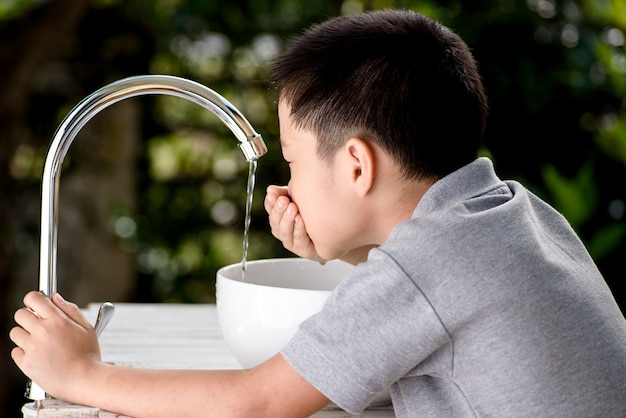 Hand und Wasserhahn