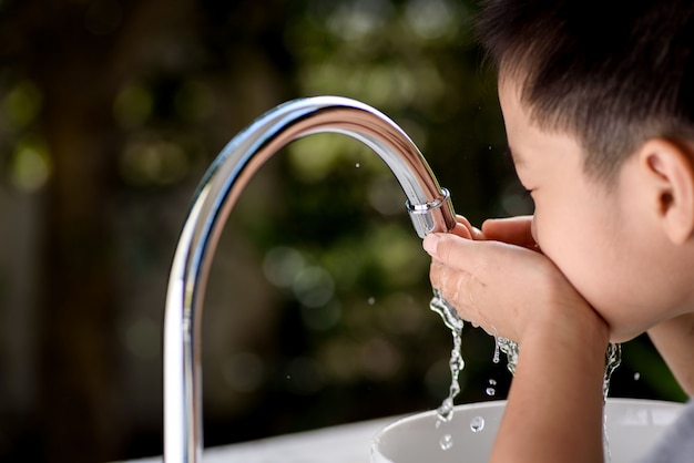 Hand und Wasserhahn