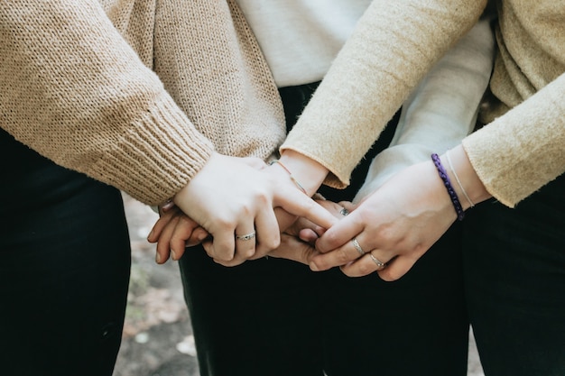 Hand von 3 Personen, die sich berühren, Freundschaftspflege und Liebeskonzepte, Kopierraum