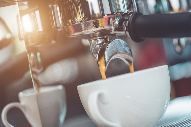 Hand von barista Kaffeestampfer halten und Kaffeezubereitung machen