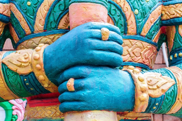 Foto hand von riesigen statuen