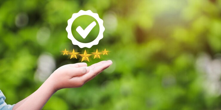 Foto hand zeigt das zeichen des iso-zertifizierungs- und standardisierungskonzepts der top-service-qualitätsgarantiestandards