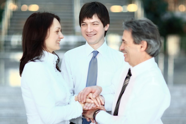 Hand zusammen Teamarbeit im Gruppenbüro zeigen die Kraft des Erfolgs