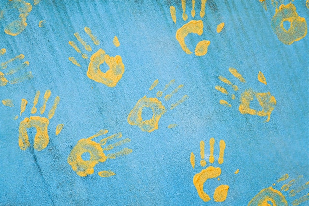 Foto handabdrücke an der wand gelbe abdrücke an einer blauen wand der hintergrund des konzepts der freundschaft