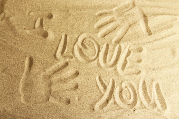 Handabdrücke im Sand als schöner Sommerhintergrund