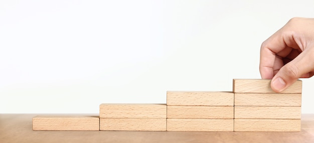 Handanordnung eines Holzblockstapels als Stufentreppe, Erfolgsprozess des Geschäftskonzeptwachstums