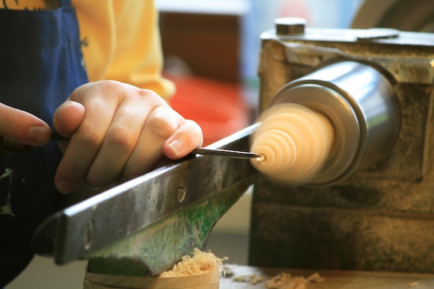 Foto handarbeit bei der verformung von holz mit maschinen