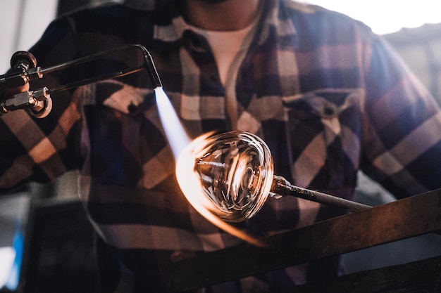 Foto handarbeiter, der glas in einer werkstatt herstellt