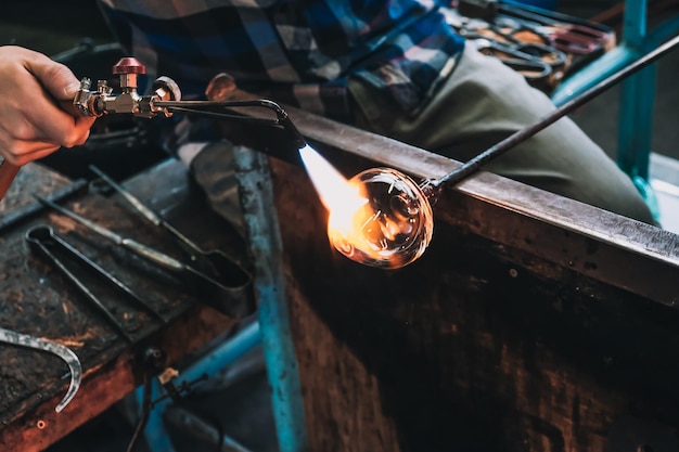 Handarbeiter, der Glas in einer Werkstatt herstellt