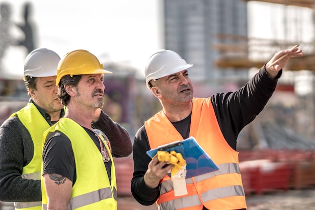 Handarbeiter mit reflektierender Kleidung auf der Baustelle