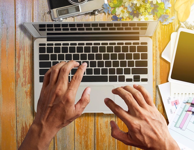 Foto handarbeitslaptop im büro