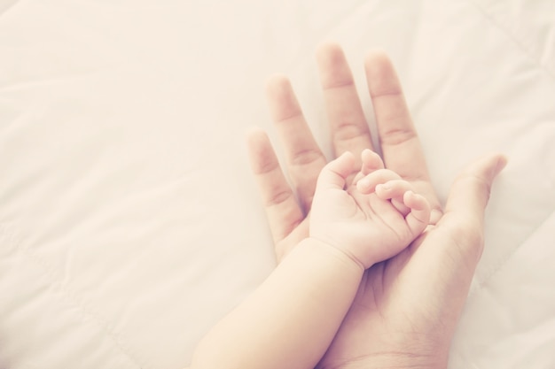 Handbaby in der Hand der Vaternahaufnahme. Konzept Liebe der Familie.