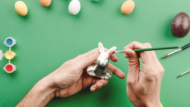 Handbemalung eines kleinen Häschens für den Ostertag