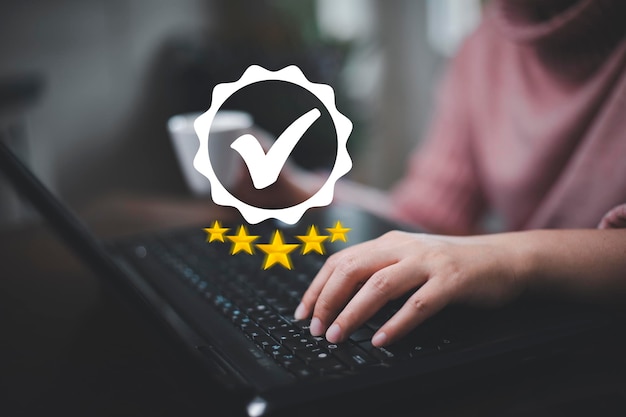 Handberührung Feedback-Umfrage zur Zufriedenheit der Kundenbewertung für Fünf-Sterne-Konzept Benutzer bewerten die Serviceerfahrung im Online-Anwendungsdienst, was zu einem Reputationsranking des Unternehmens führt