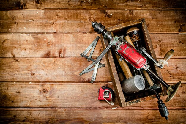 Foto handbohrmaschine mit verschiedenen bohrern