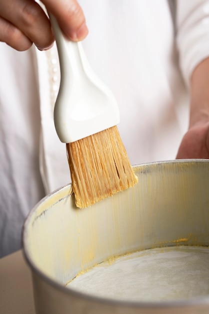 Foto handbürste butter in kuchenform