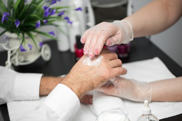 Handcreme. Massage nach der Maniküre.