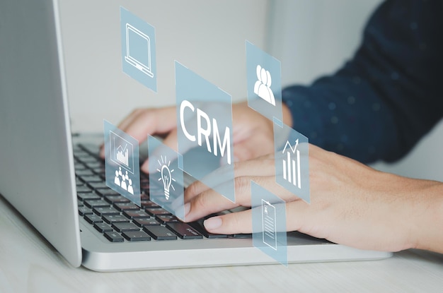 Handeingabe auf Laptop-Konzept Symbole CRM Customer Relationship Management-Geschäft auf virtuellem Bildschirm