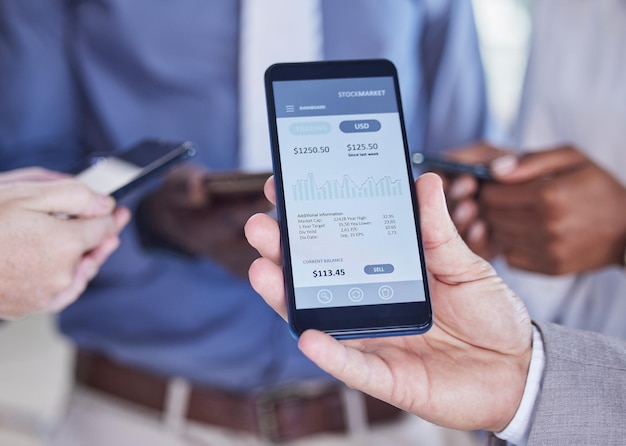 Foto handel mit finanzstatistiken und händen mit einem telefon für profit digital analytics und geld aus dem geschäft zahlungsmarktbildschirm zeigt investitionsfortschritt, wachstum und wohlstand auf einer mobilen app mit dem menschen