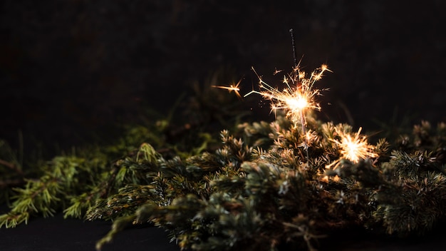 Foto handfeuerwerk mit schwarzem hintergrund