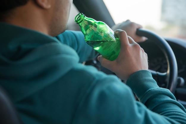 Handflasche des Mannes im Auto