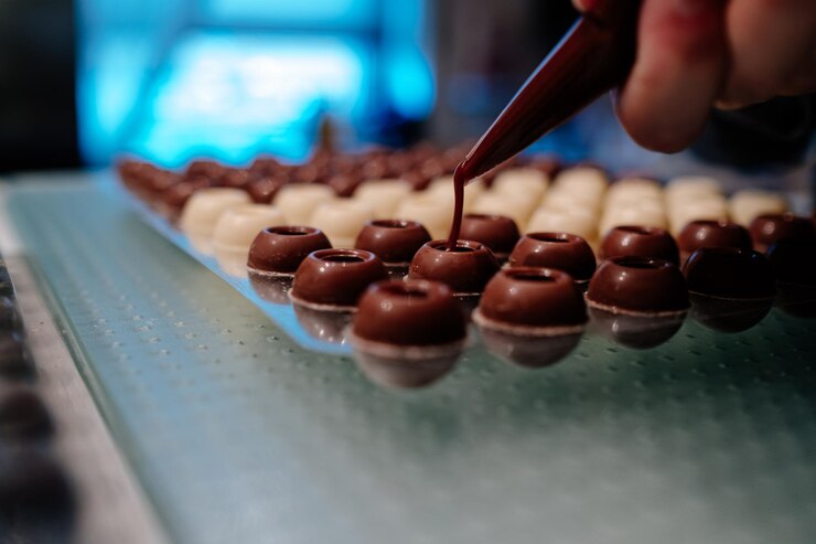 Foto handfüllung von pralinen mit schokolade