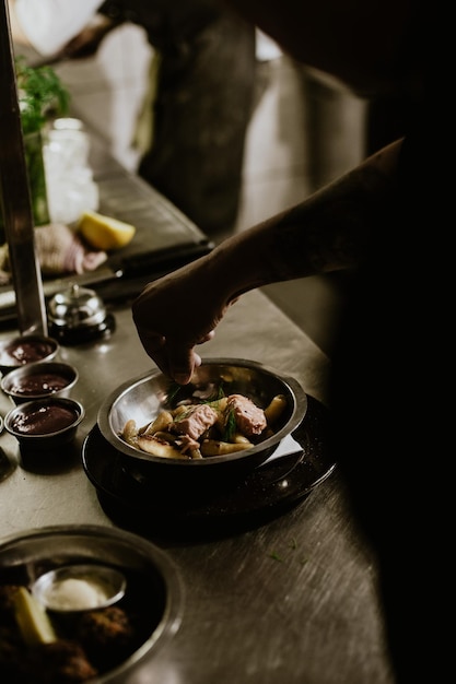 Handgarnierung von Speisen mit Rosmarin im Restaurant
